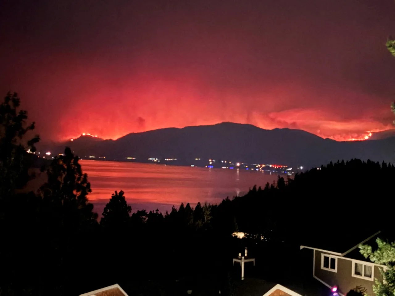 Incêndio avança no Canadá e força mais de 20 mil pessoas a deixar suas casas