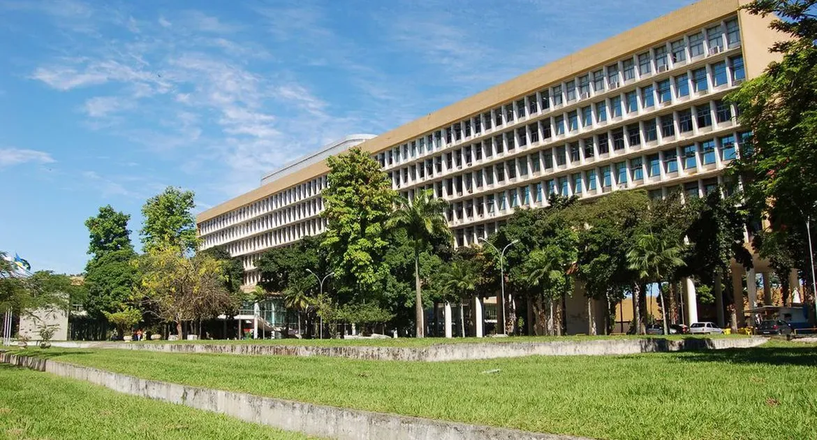 Estudante da UFRJ que teria feito apologia ao nazismo é agredido dentro da universidade