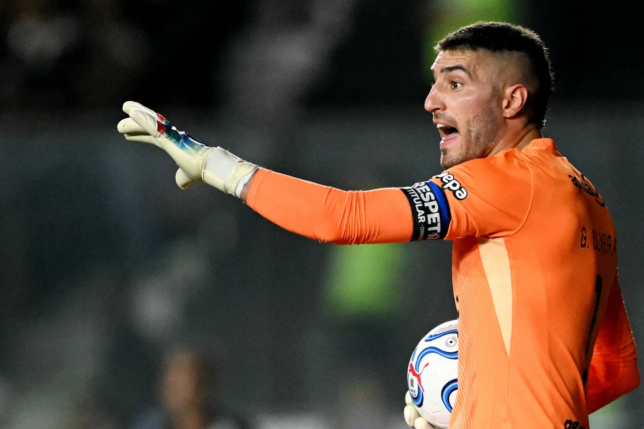Rojas bate cruzado e goleiro do Olímpia volta a fazer grande defesa contra o Vasco