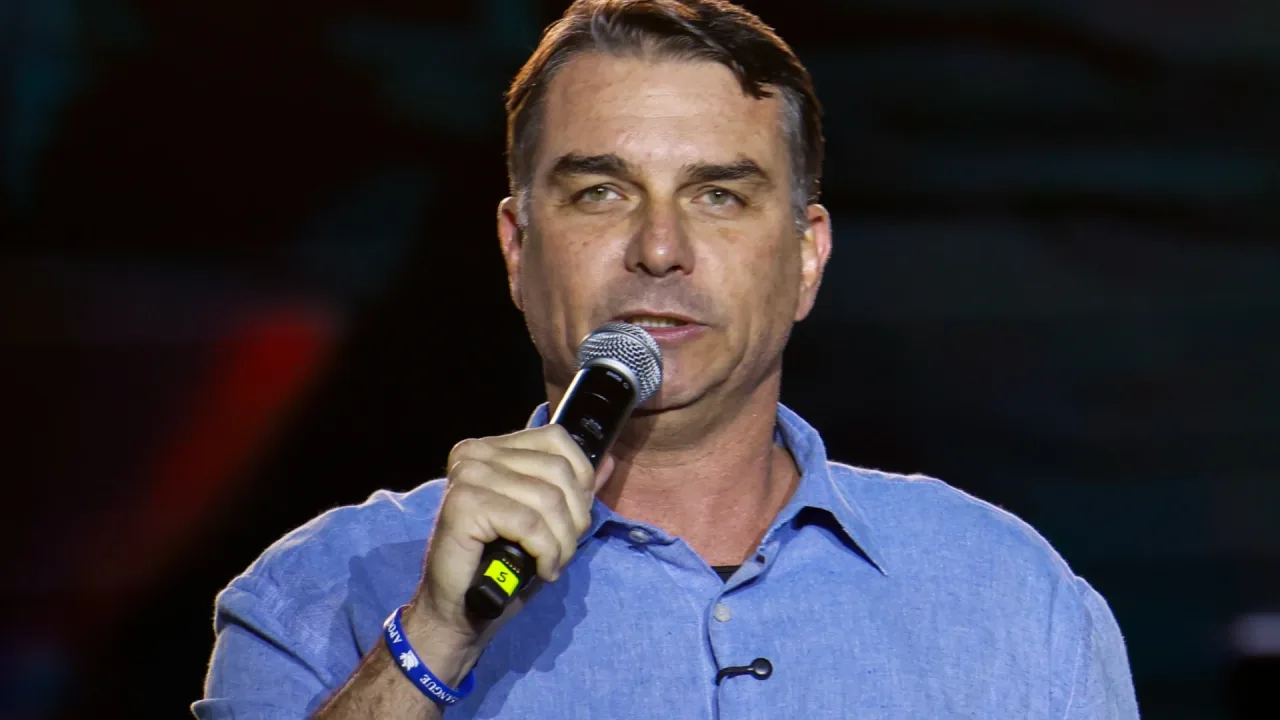 Ao vivo: Flávio realiza live em seu canal do YouTube