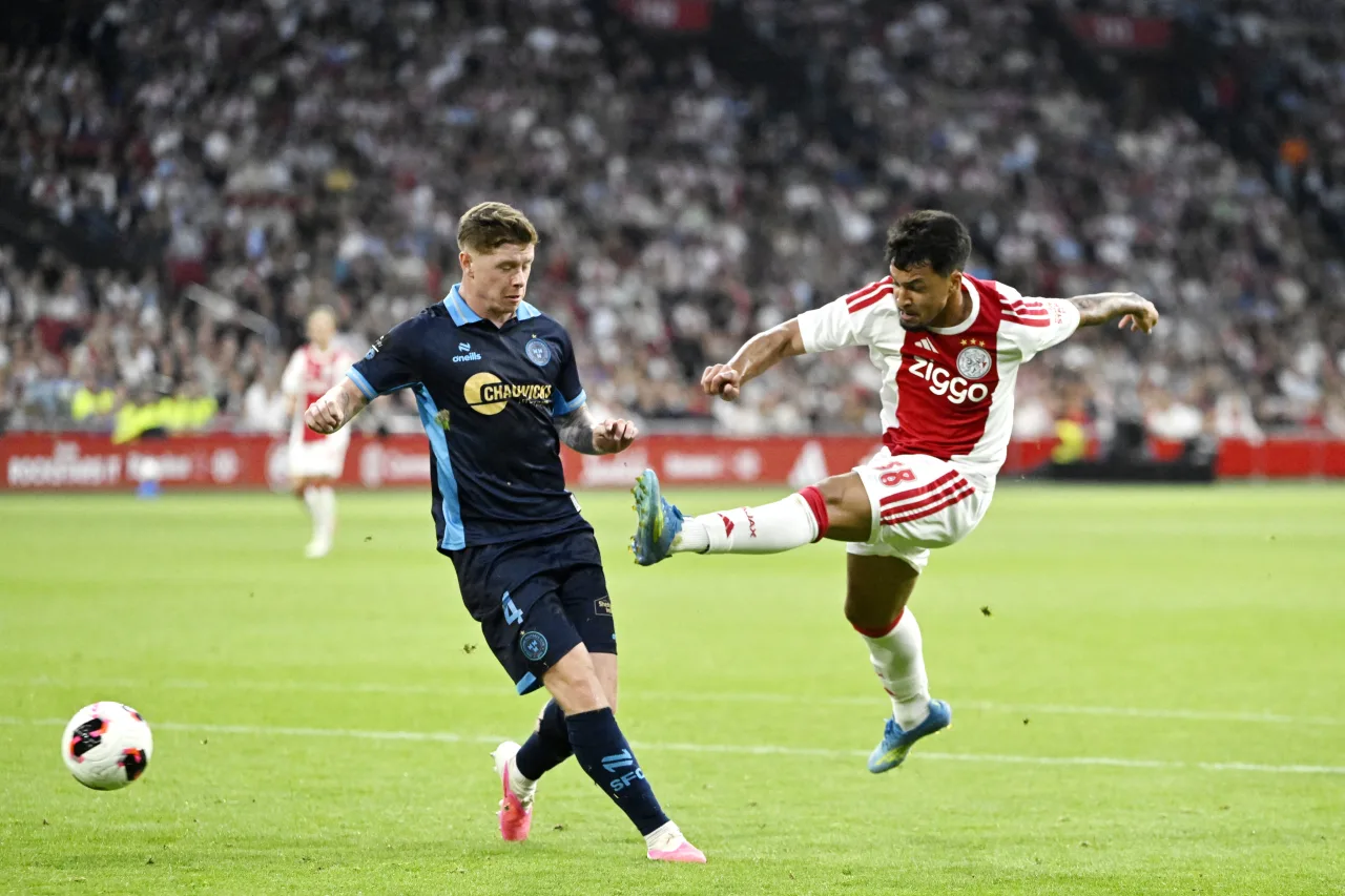 Com Marcos Leonardo, Ajax vence e abre vantagem na Liga Conferência