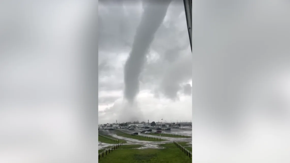 Vídeo mostra momento em que tornado é visto em Long Island, Nova York