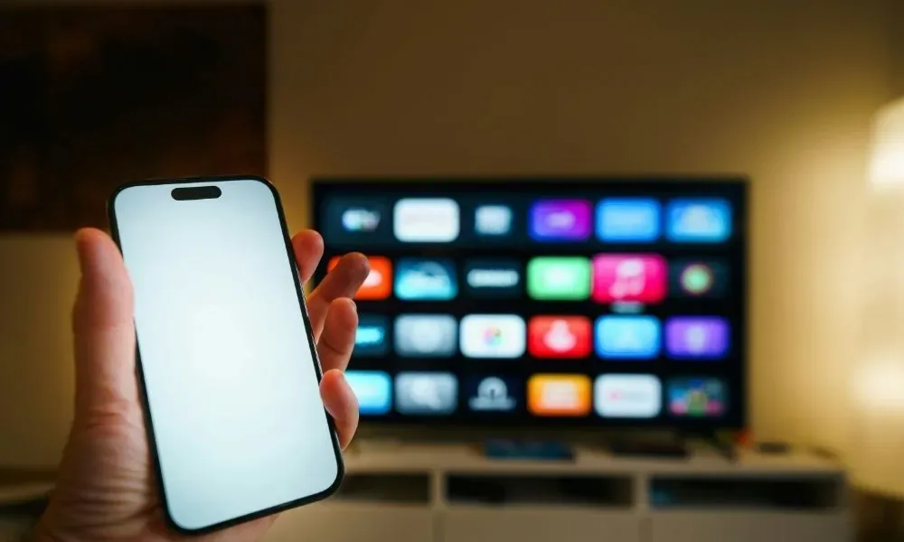 O que é a segunda tela e como a internet transformou os debates eleitorais da TV