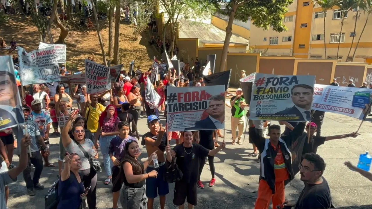 Em SP, Flávio enfrenta 2º protesto ao chegar na Vila Formosa