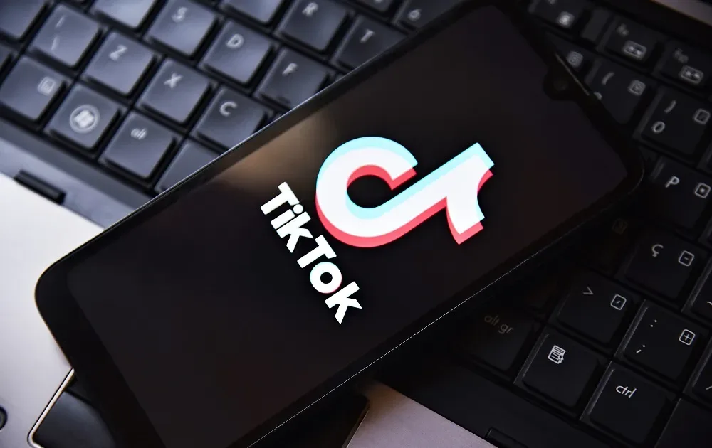 Agência federal multa TikTok em R$ 153,7 milhões por falhas na proteção de menores