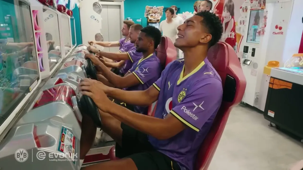 Jogadores do Dortmund, Bellingham e Anton curtem fliperamas de Tóquio e a icônica Shibuya Crossing