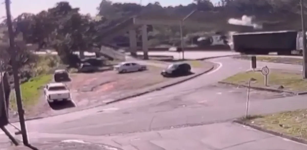 Passarela desaba no interior de SP e mata dois; veja vídeo