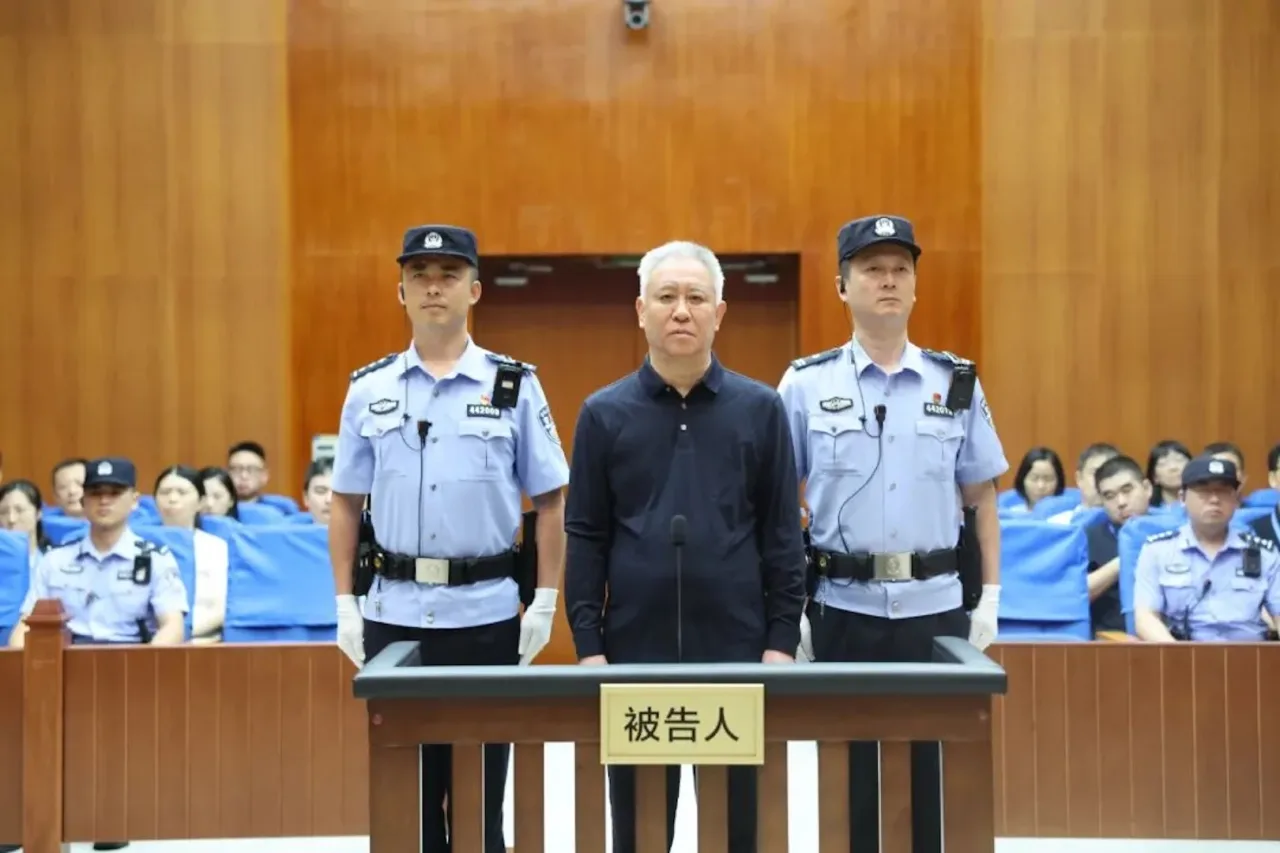 Fundador da Evergrande é condenado a prisão perpétua na China