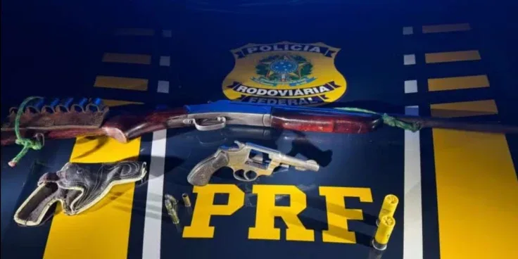 Homem é preso com duas armas e seis munições durante abordagem em Caxias