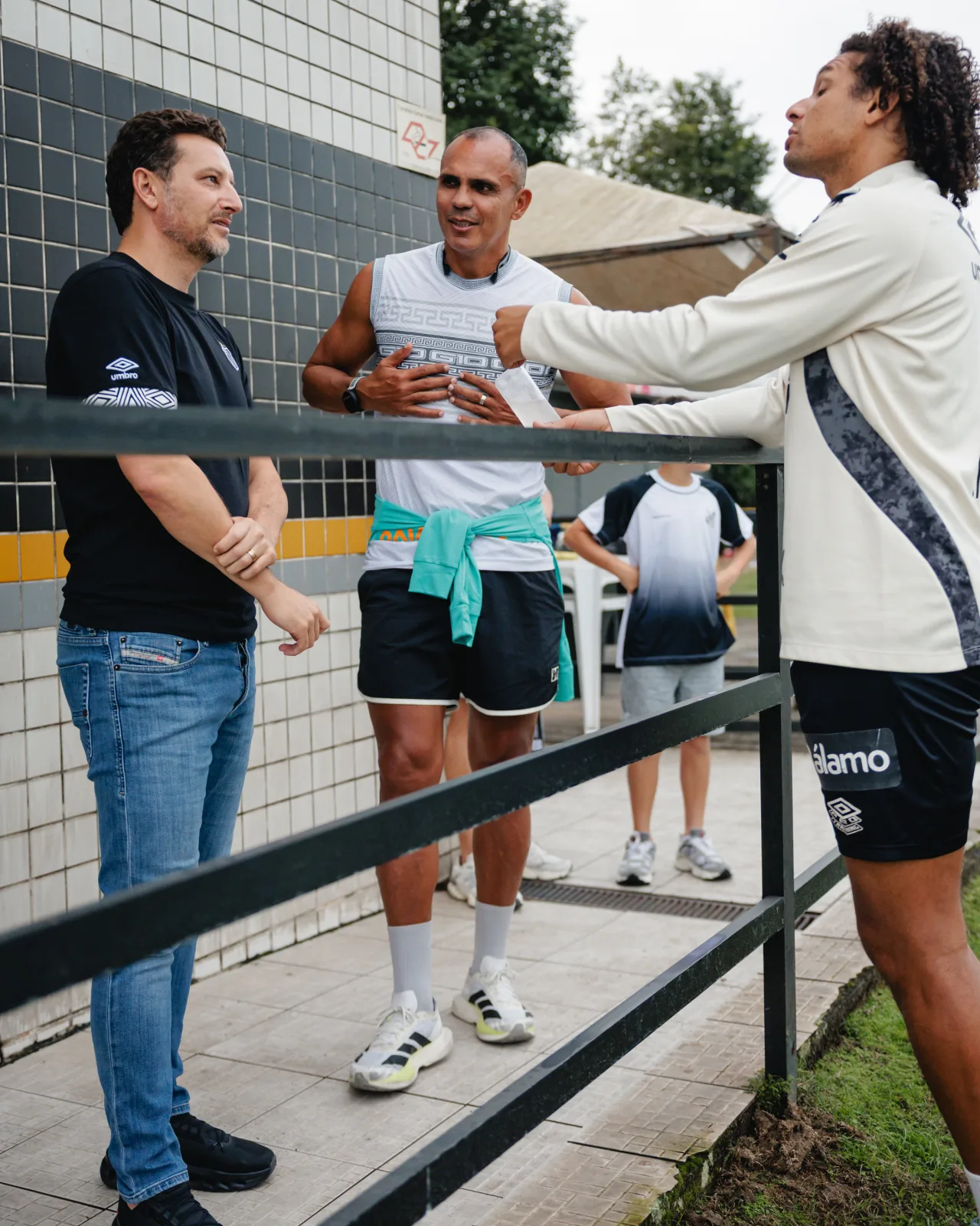 Ídolo do Santos acompanha treino no CT Rei Pelé; veja fotos da atividade