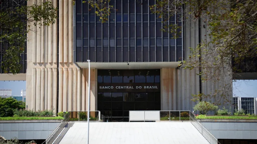 Copom reduz Selic para 14%, mas alerta para alta de preços