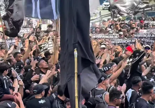 Torcida do Corinthians protesta no Parque São Jorge: “Intervenção já”