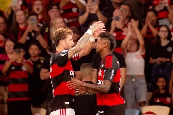 Flamengo bate Vitória e diminui vantagem do Palmeiras na ponta do Brasileiro