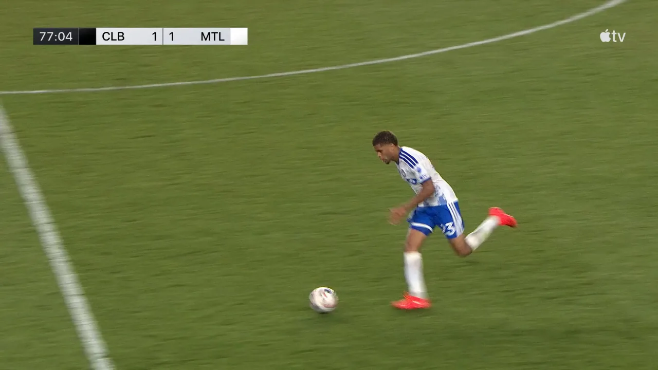Jovem estrela suíça solta um foguete após arrancada espetacular desde o meio-campo; veja o lance