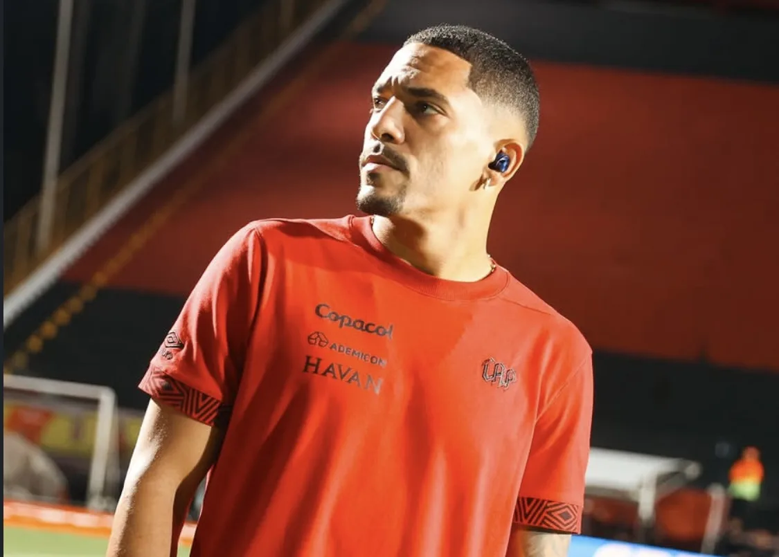 Gilberto lamenta eliminação do Athletico-PR e prega foco no Brasileirão