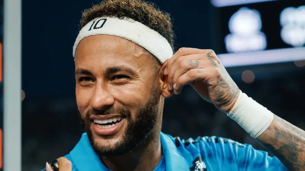 Neymar ganha caixa de perfumes de Matheuzinho, do Corinthians, após vitória