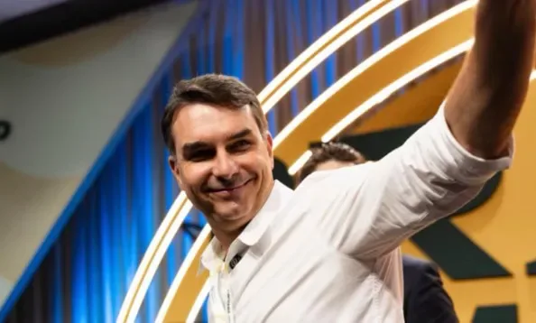 Flávio amplia equipe econômica para plano de governo