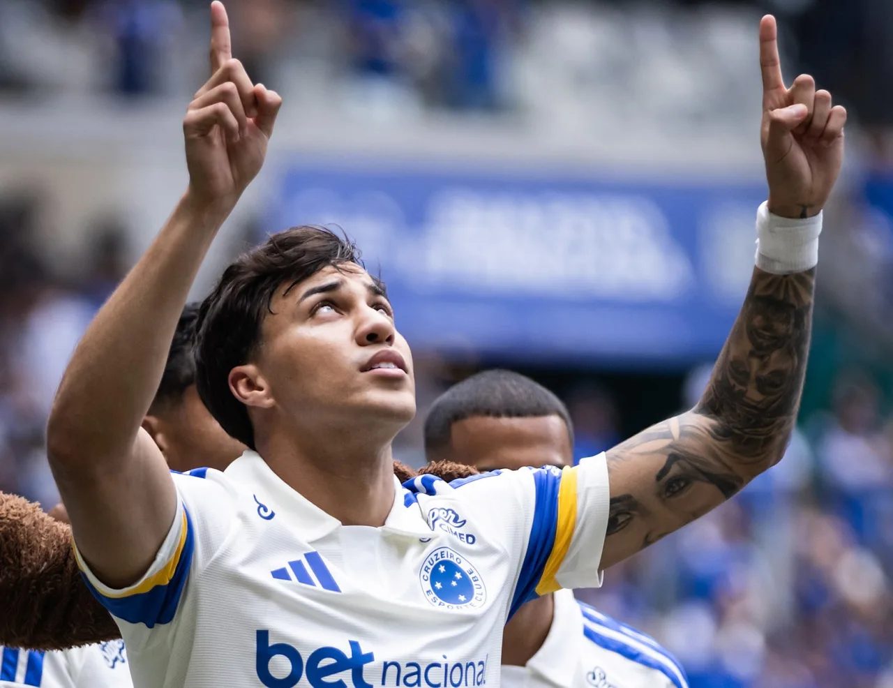 Kaio Jorge dedica gol ao pai e celebra relação com a filha após vitória do Cruzeiro