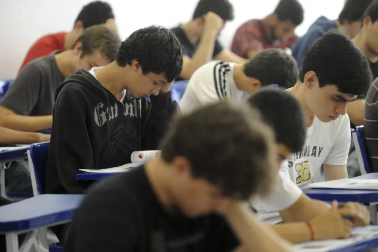 Pandemia ainda afeta desempenho de alunos do ensino médio em matemática