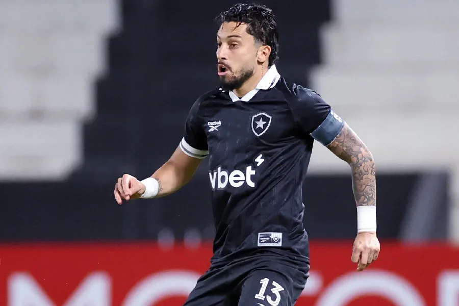 Alex Telles renova; números e títulos do ídolo pelo Botafogo