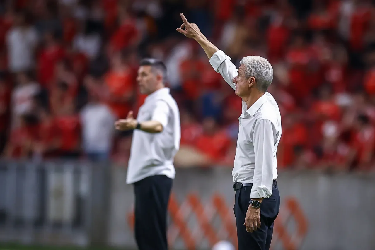 Luís Castro vê vaga em aberto e destaca vantagem do Grêmio de decidir em casa