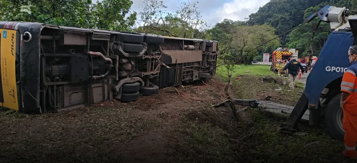 Oito pessoas morrem em tombamento de ônibus em Petrópolis