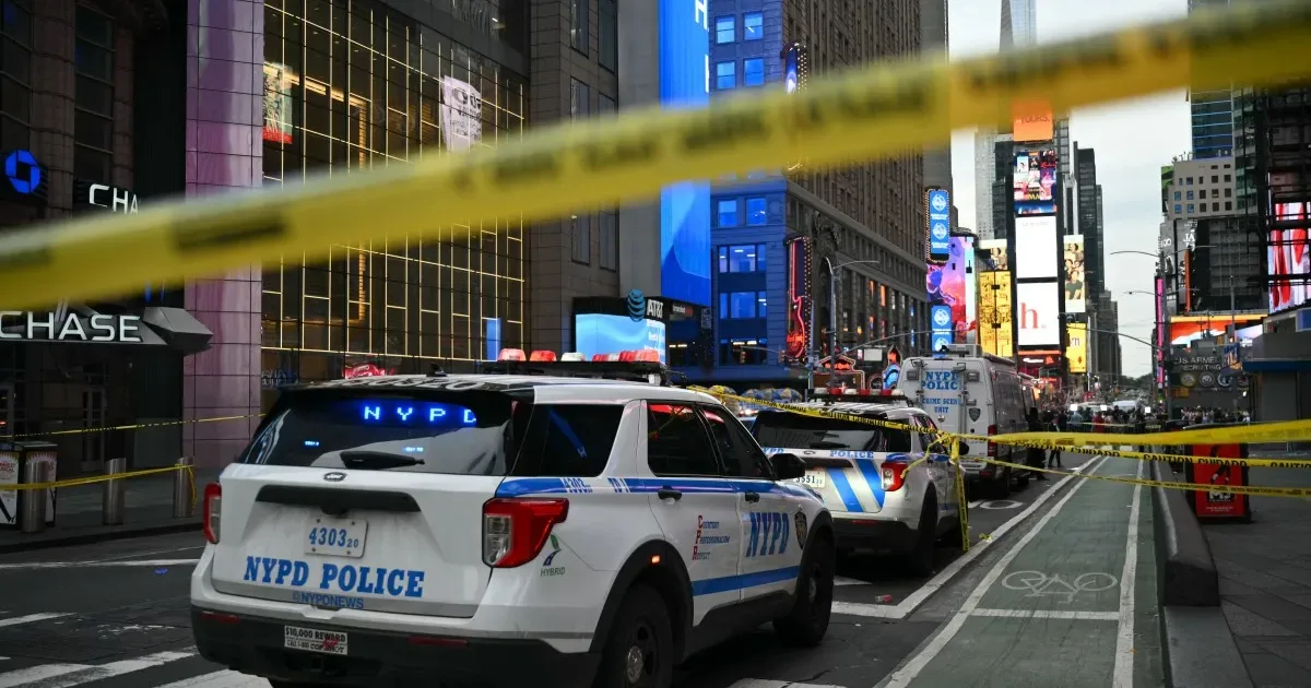 Mulher é baleada pela polícia após esfaquear duas pessoas em Nova York