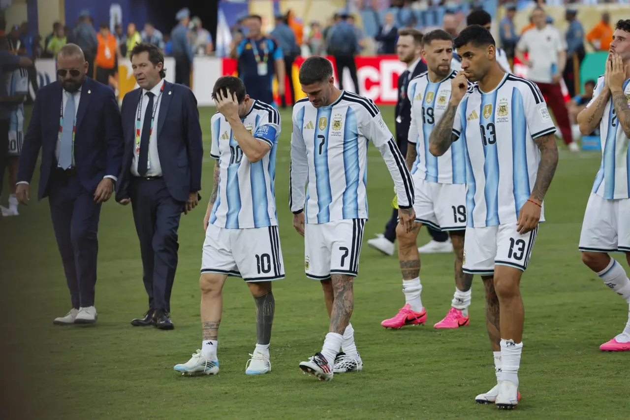 Briga na final, racismo e mais: Fifa pune Argentina por episódios ocorridos na Copa