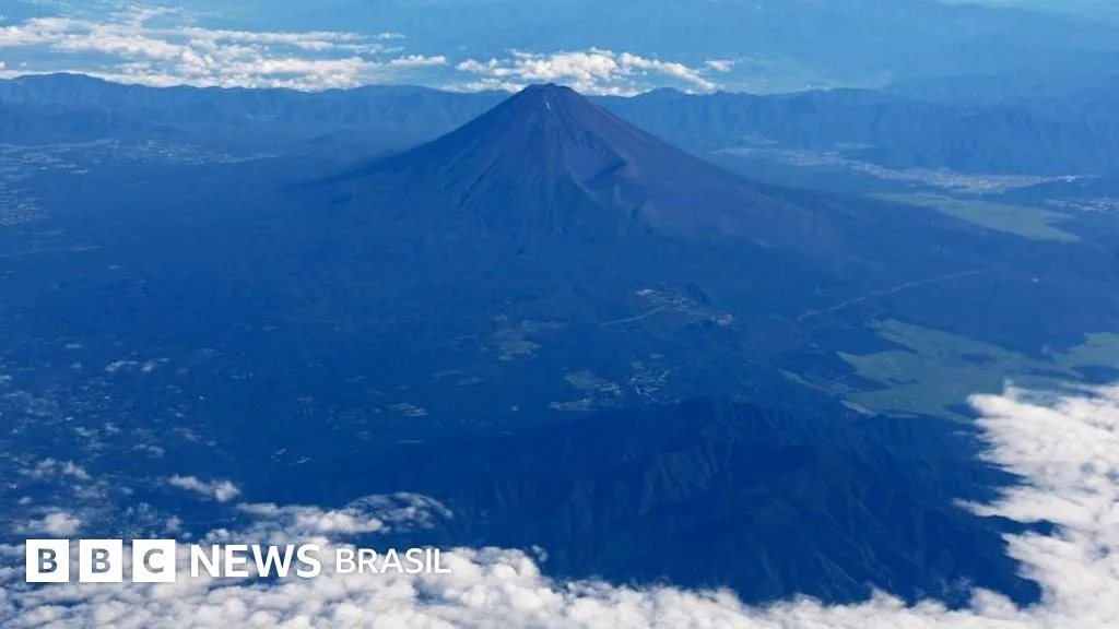 Pai deixa filho de 7 anos sozinho em caminhada no Monte Fuji