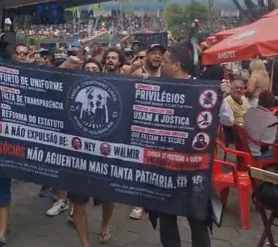 Sócios do Corinthians protestam no Parque São Jorge e cobram Stabile