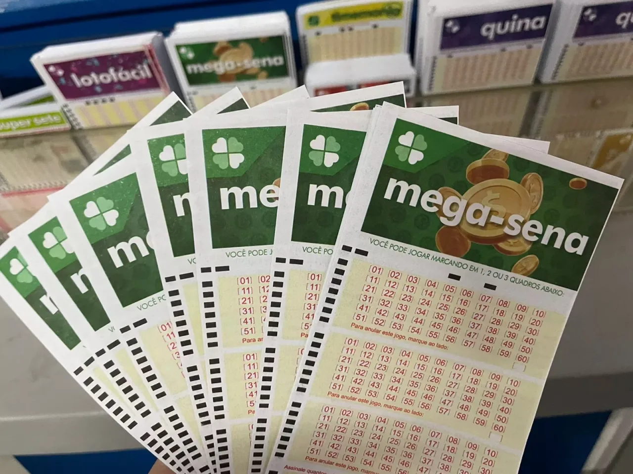 Mega-Sena pode pagar R$ 165 milhões neste domingo; g1 transmite ao vivo