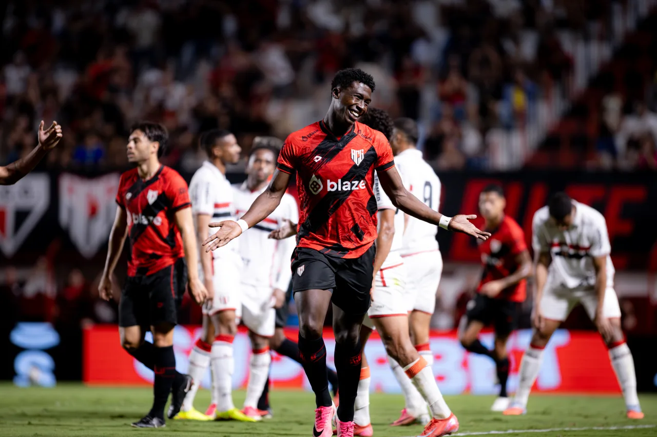 Atlético-GO faz três no Botafogo-SP e encosta no G6 da Série B
