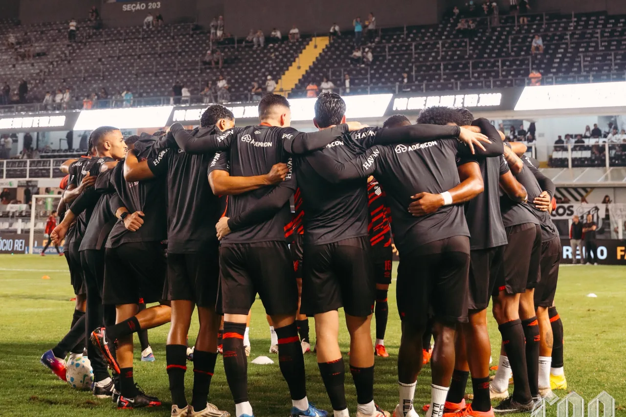 Zagueiro do Athletico-PR celebra sonho realizado e lamenta situação do Santos