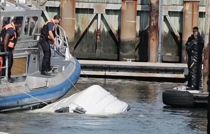 Barco ilegal vira próximo à Estátua da Liberdade e mata mãe e filha nos EUA