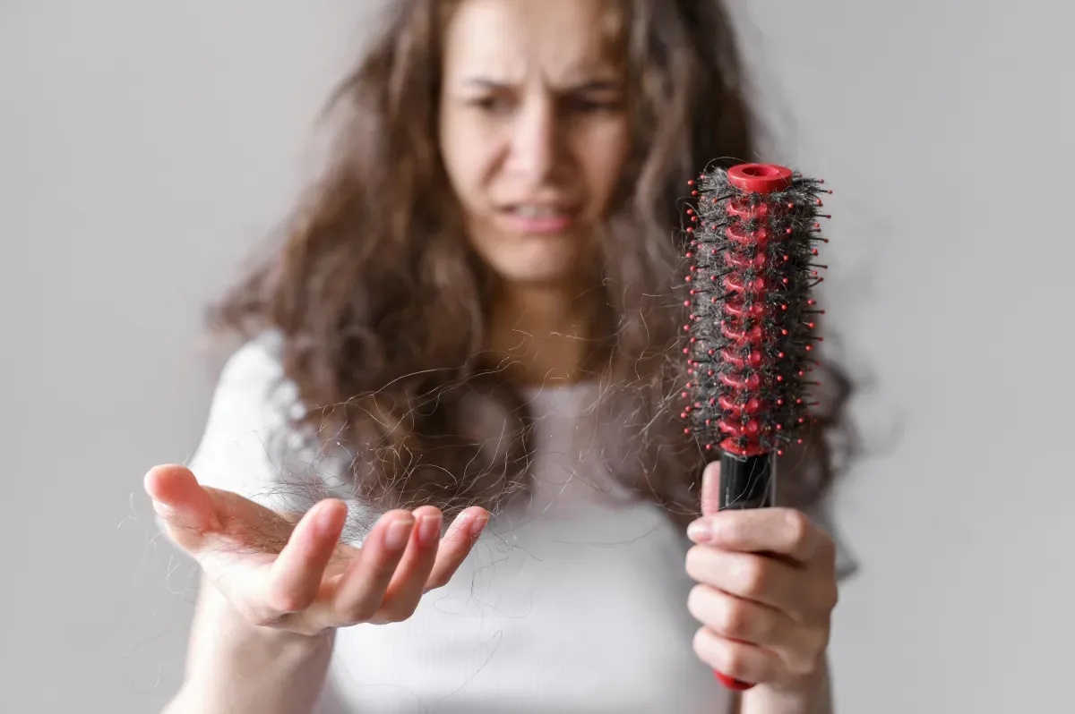 Não tira a maquiagem para dormir? Veja por que você não deve fazer isso