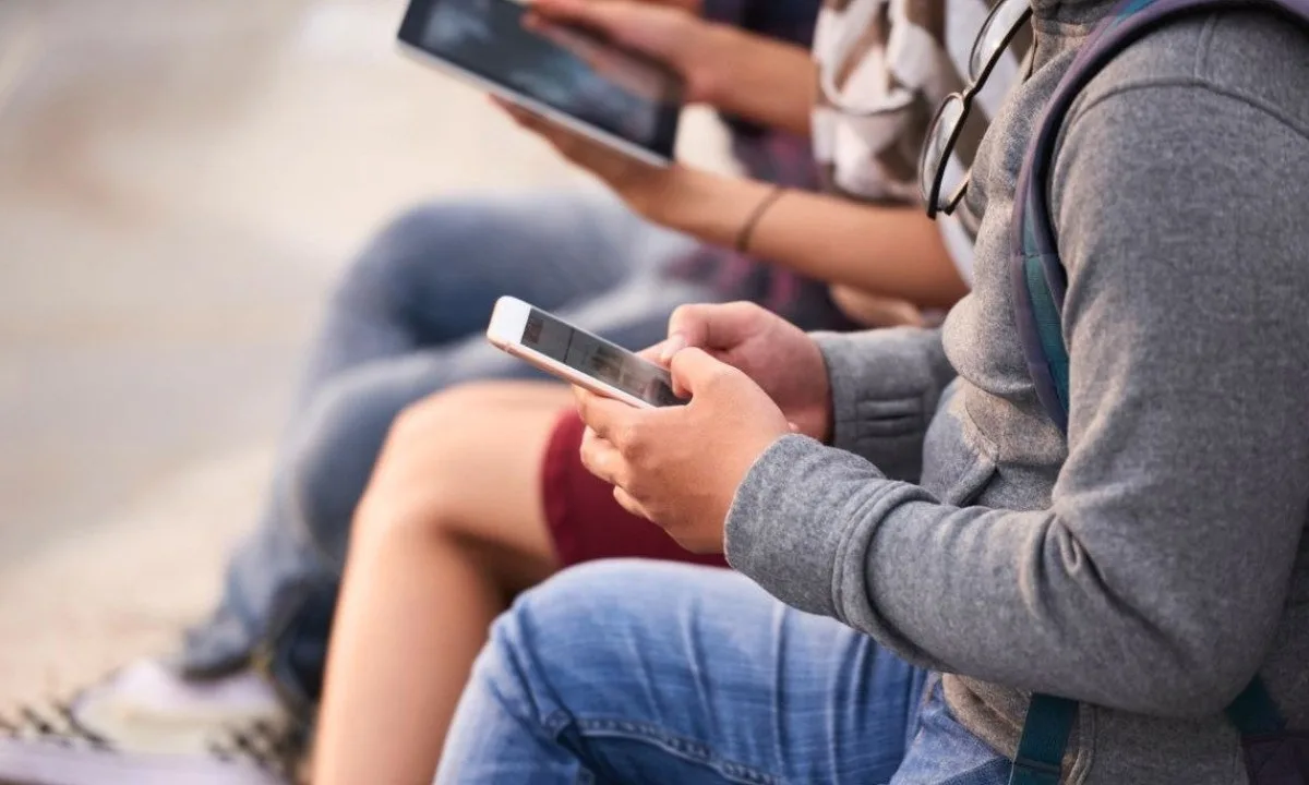 Metade dos adolescentes brasileiros passa mais tempo online do que gostaria