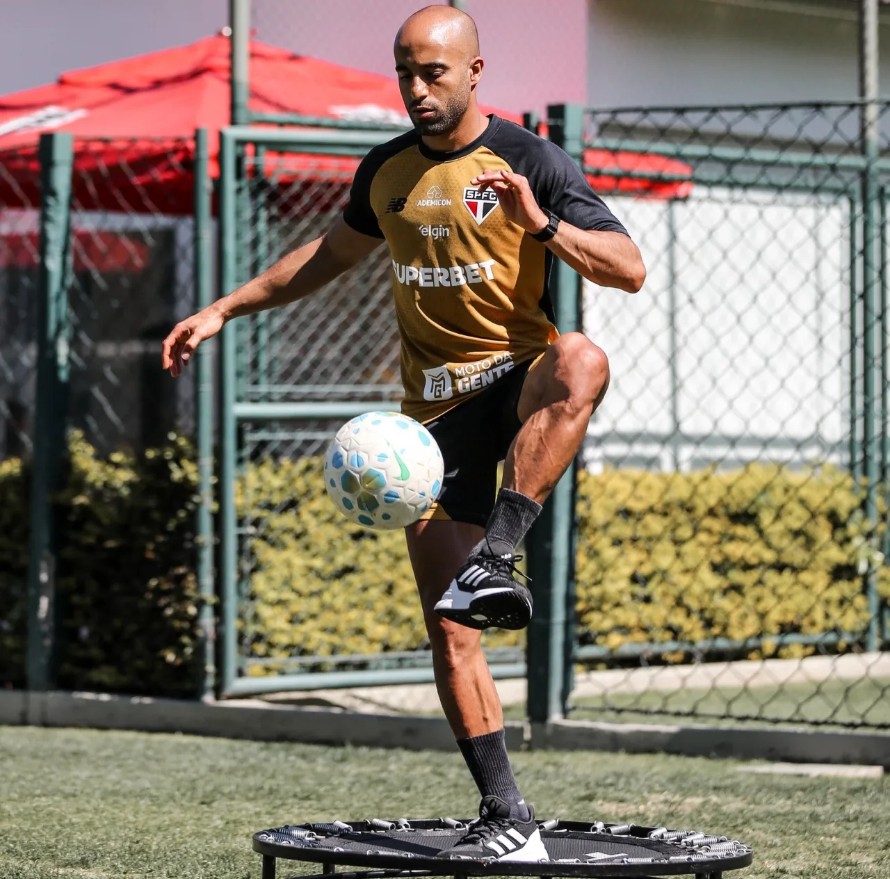 Lucas, do São Paulo, dá novo passo em recuperação de cirurgia; confira