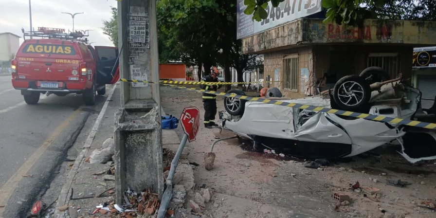 Seis jovens ficam feridos após carro capotar no Angelim