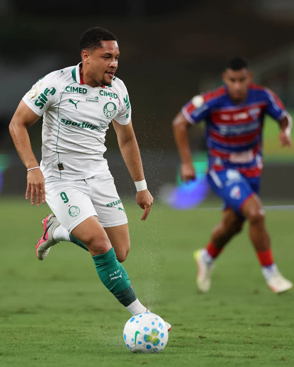 Abel cobra rendimento, e Vitor Roque tenta recuperar espaço no Palmeiras após lesão