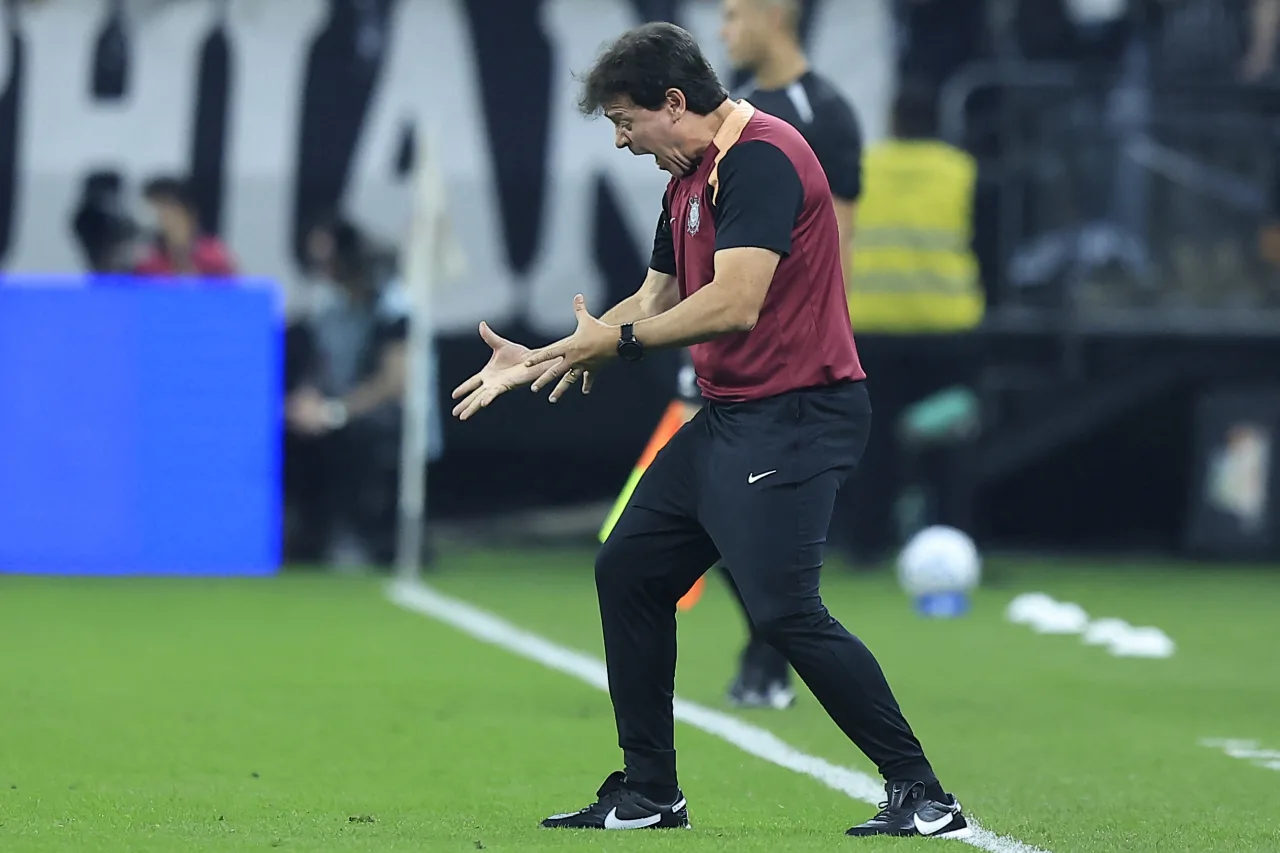 Diniz exalta Memphis após classificação do Corinthians: “Tem um brilho diferente”