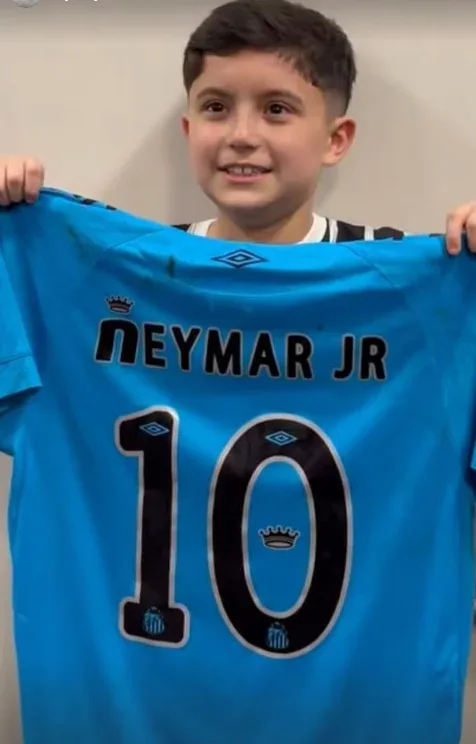 Corinthians repudia “comportamento agressivo” contra criança que ganhou camisa de Neymar