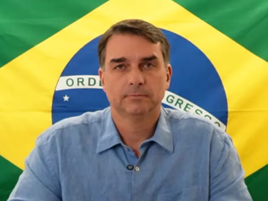 Flávio Bolsonaro ataca Lula e Lulinha: “não precisa nem fazer DNA”