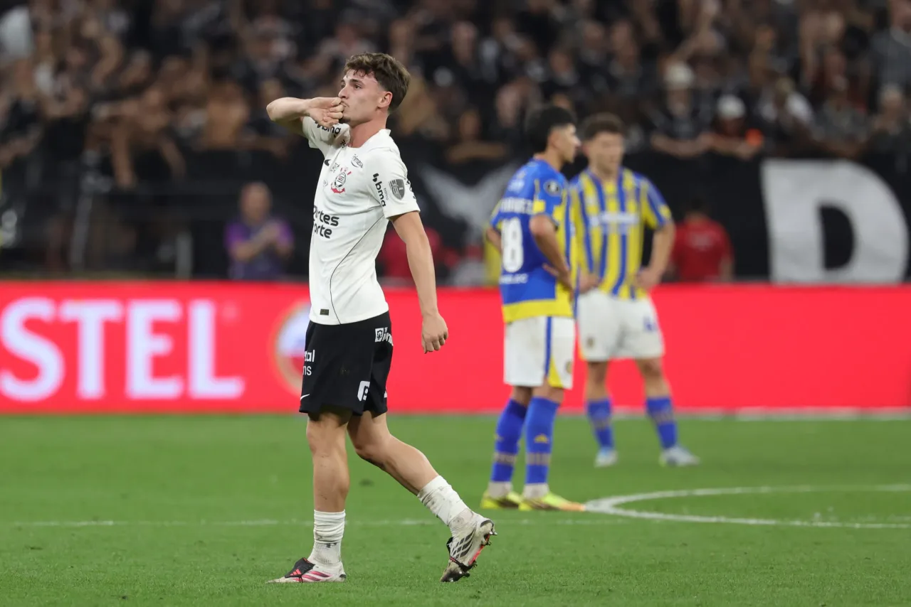 Com um a menos, Corinthians supera Rosario e vai às quartas