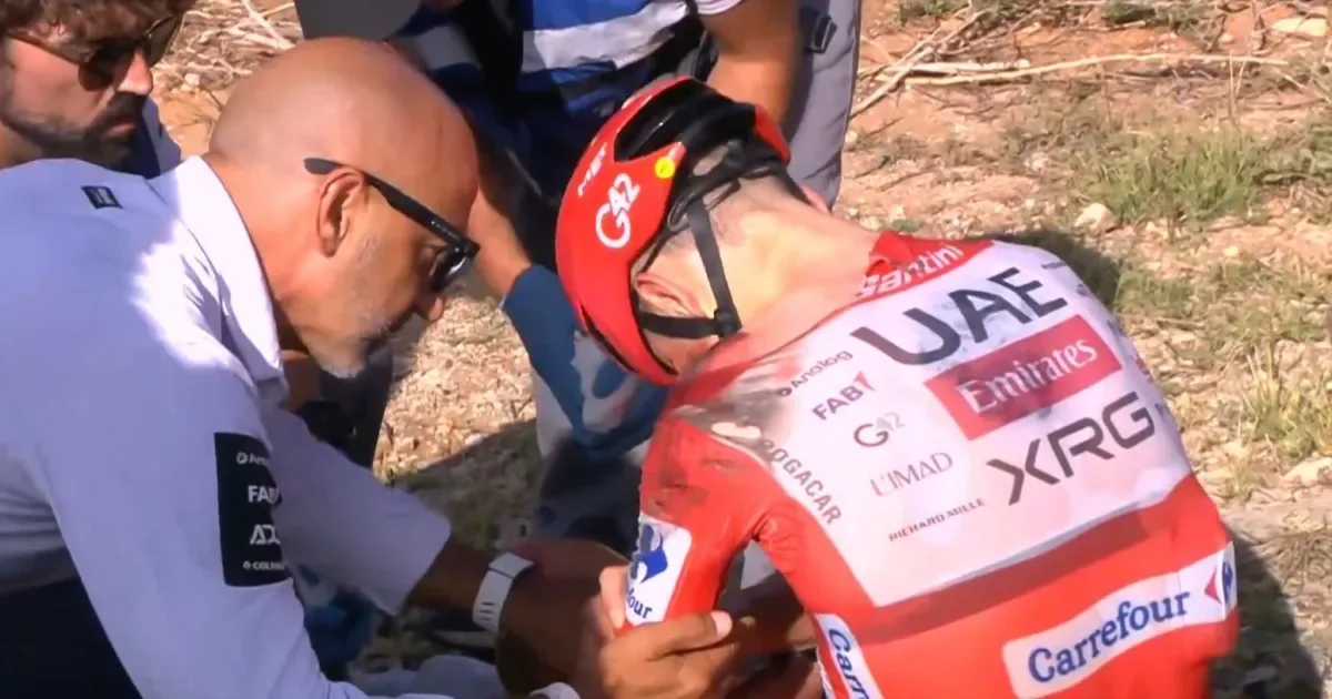 Pogacar abandona prova na Volta da Espanha após queda forte; vídeo