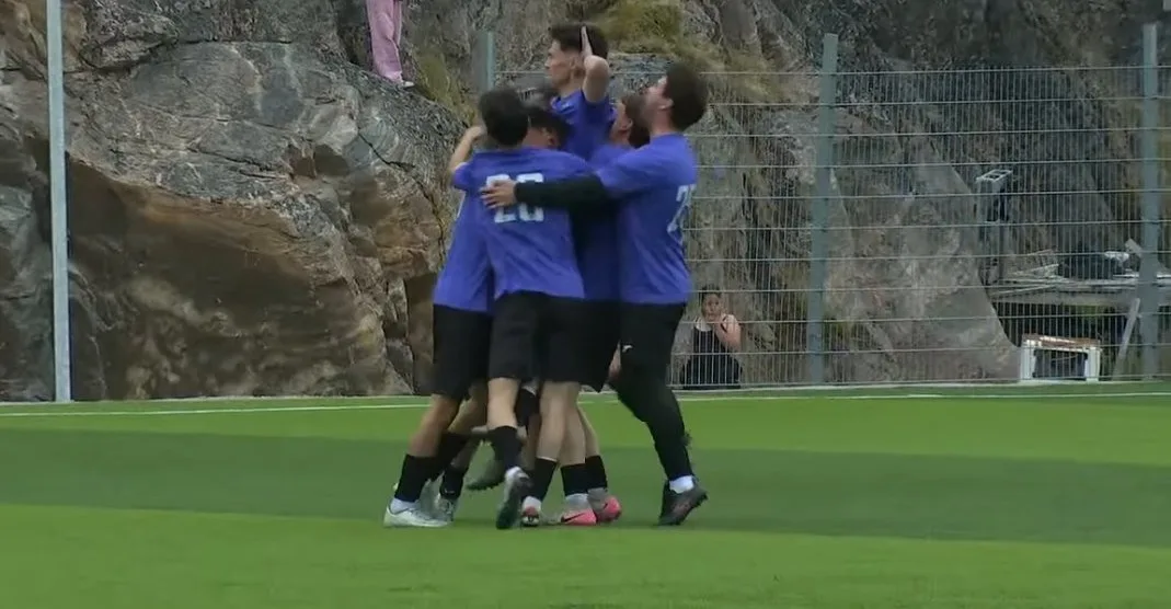 Campeonato da Groenlândia dura só cinco dias e tem jogos à beira de icebergs