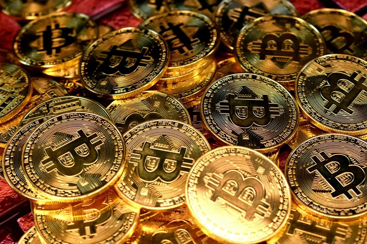 Bitcoin dispara mais de 5% depois de EUA dobrarem recompra de títulos