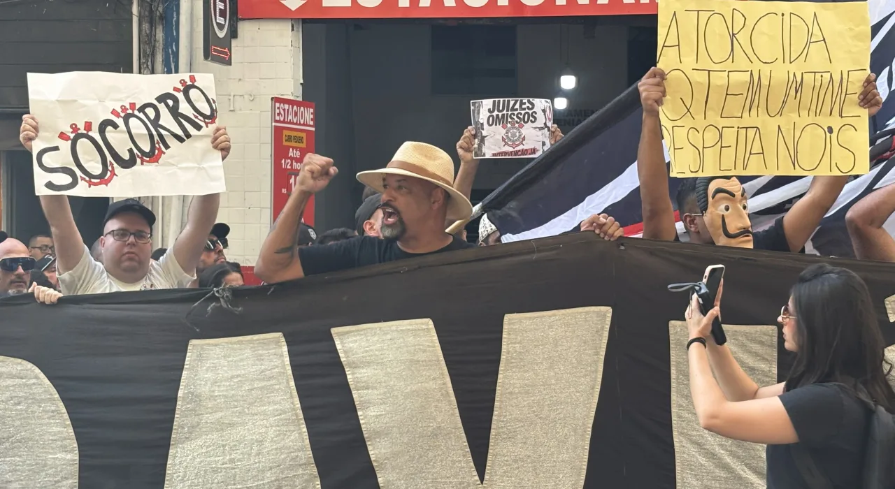“Socorro”: torcida do Corinthians protesta no MP-SP e pede intervenção judicial