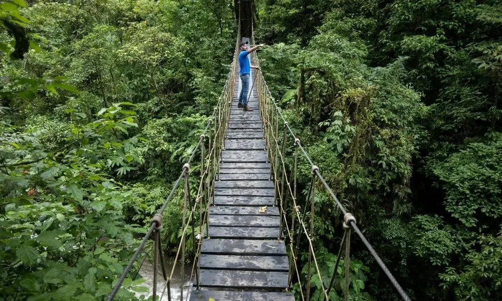 Como o ecoturismo afeta os biomas e quais os cuidados com a natureza ao fazer acampamento e trilhas no feriado de 7 de setembro