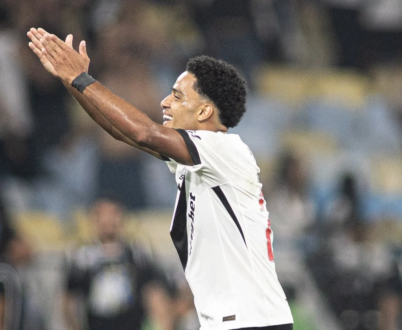 Brenner celebra classificação, reconhece momento no Vasco e desabafa: “Estou devendo”