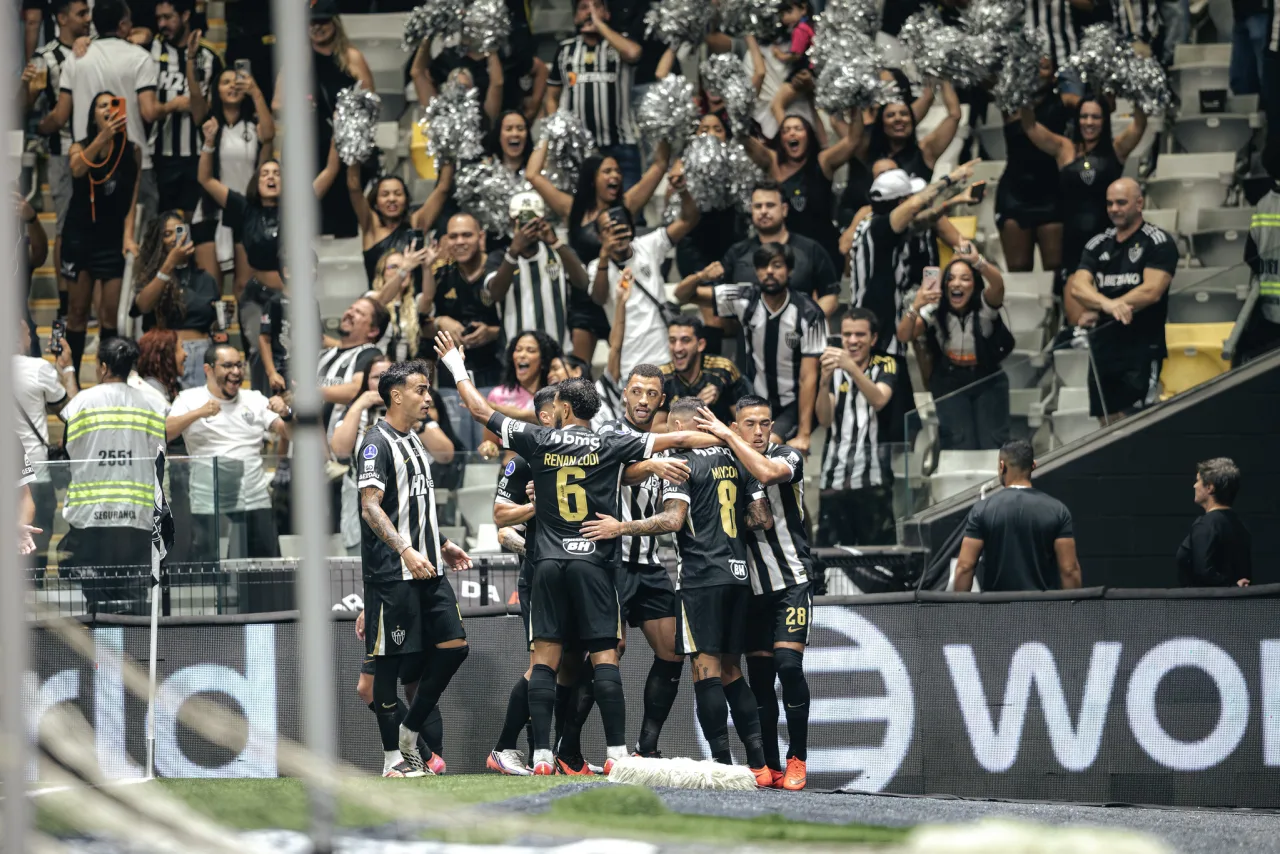 Cuello marca nos acréscimos, Atlético-MG empata com Bragantino e avança